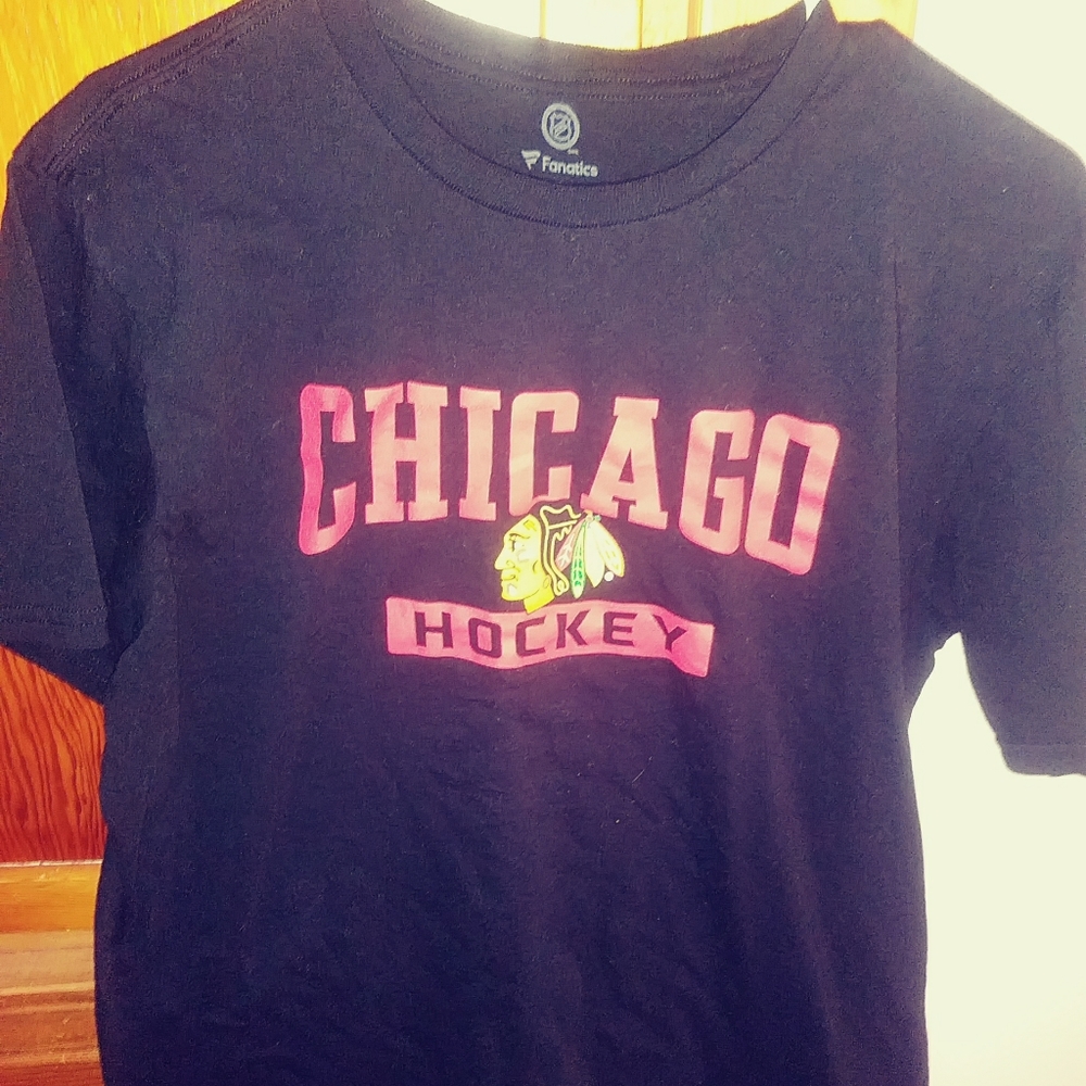 Chicago Blackhawks XL short sleeve tee shirt.